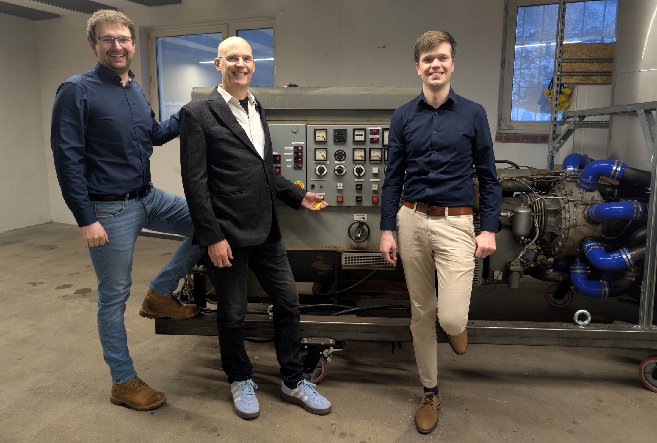 Die Gr&uuml;nder von Ecoturbine vor dem Turbinen-Pr&uuml;fstand